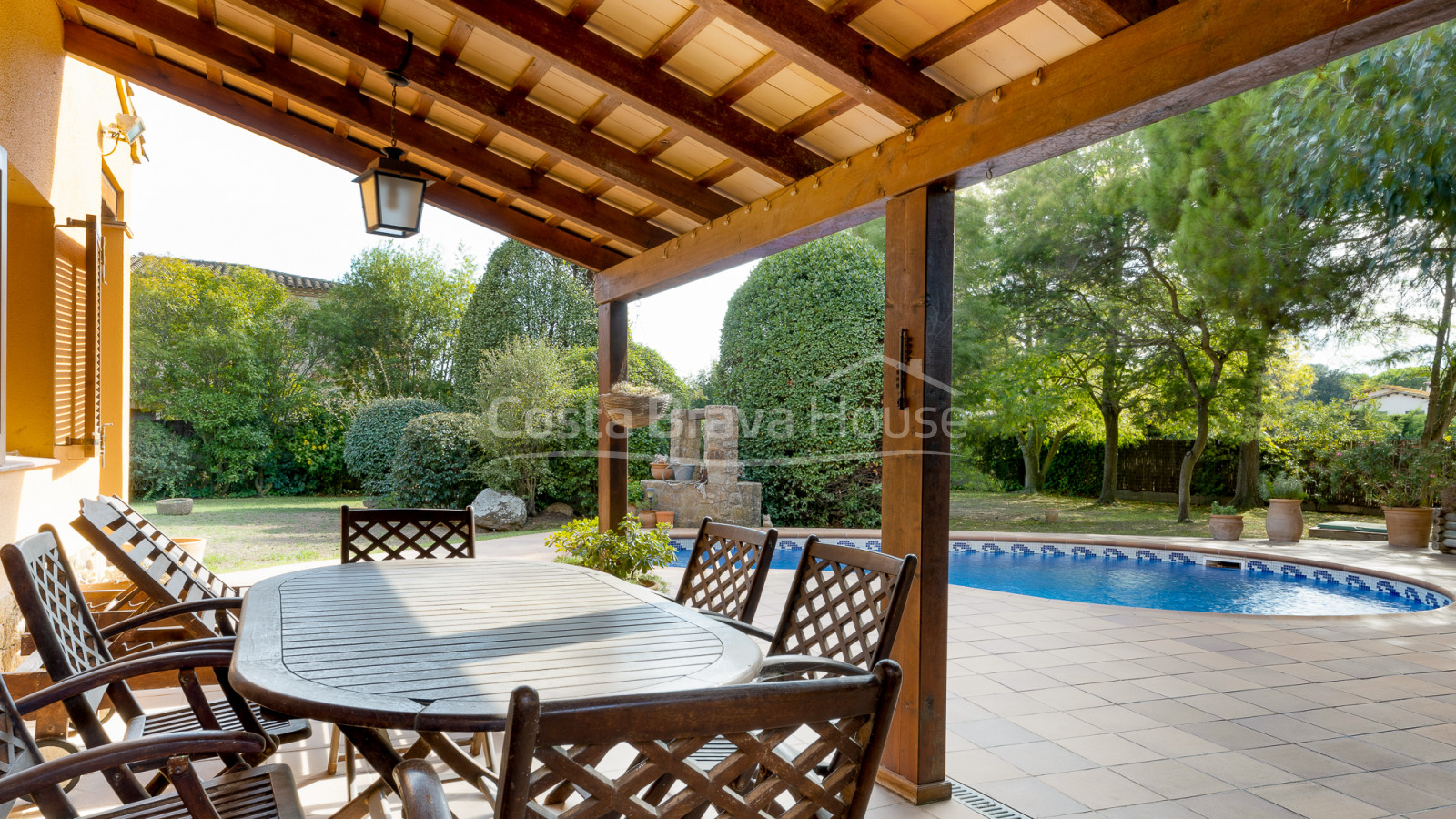 Attrayante maison avec piscine et 1600 m² de terrain à vendre à Mont-ras