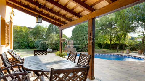 Attrayante maison avec piscine et 1600 m² de terrain à vendre à Mont-ras
