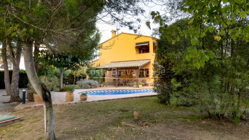 Atractiva casa amb piscina i 1600 m² de terreny en venda a Mont-ras