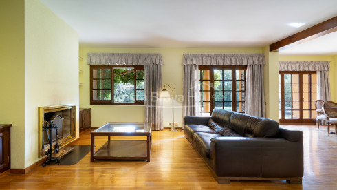 Atractiva casa con piscina y 1600 m² de terreno en venta en Mont-ras