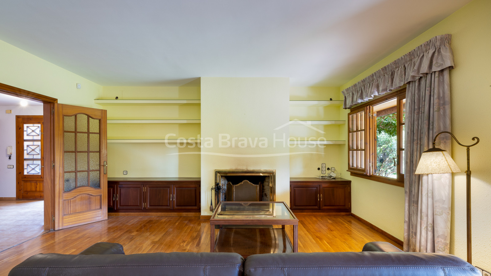 Attrayante maison avec piscine et 1600 m² de terrain à vendre à Mont-ras