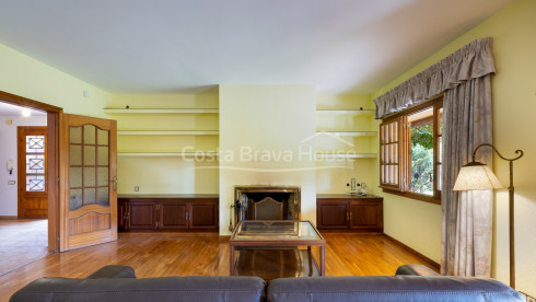 Attrayante maison avec piscine et 1600 m² de terrain à vendre à Mont-ras