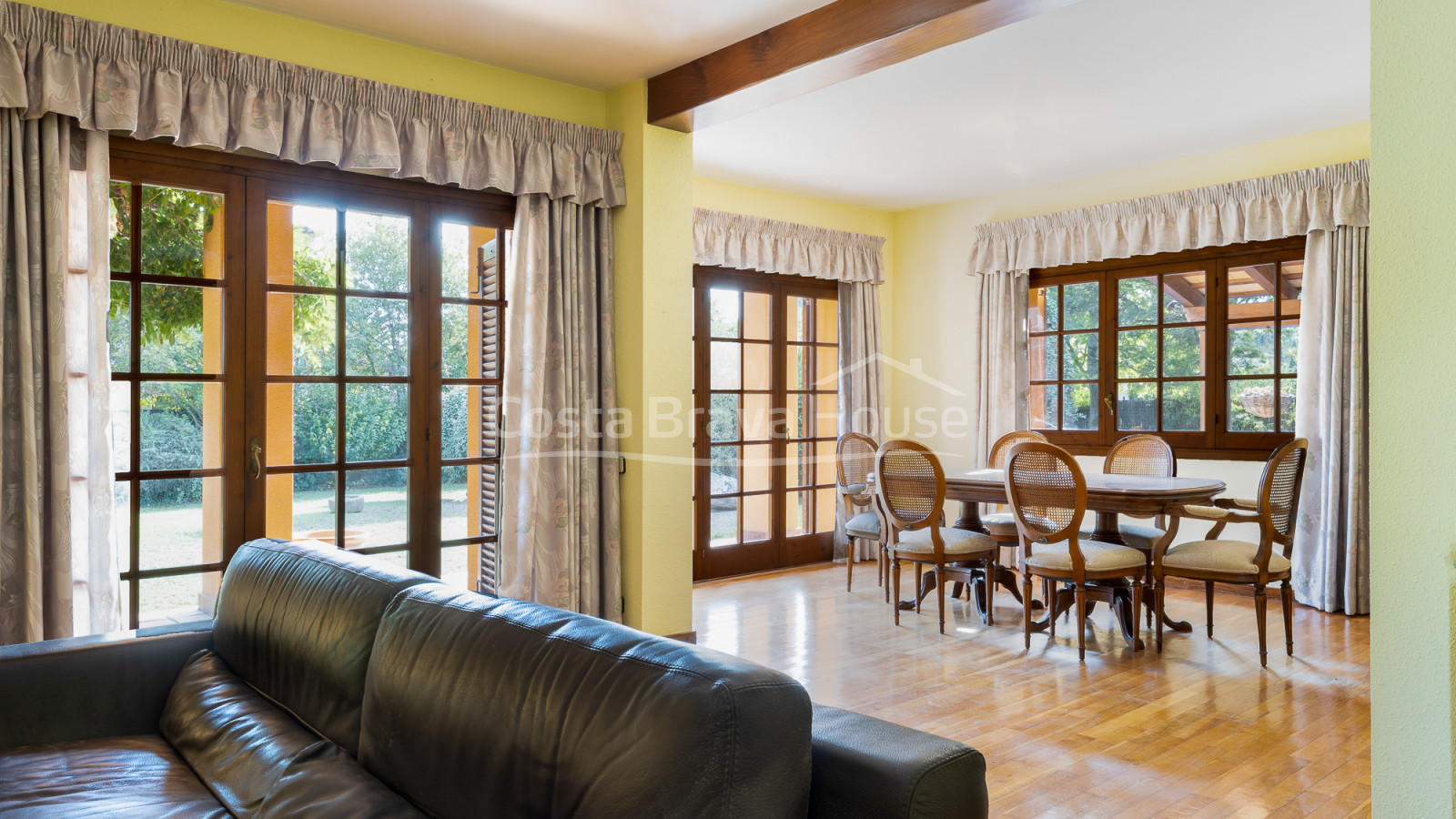 Attrayante maison avec piscine et 1600 m² de terrain à vendre à Mont-ras