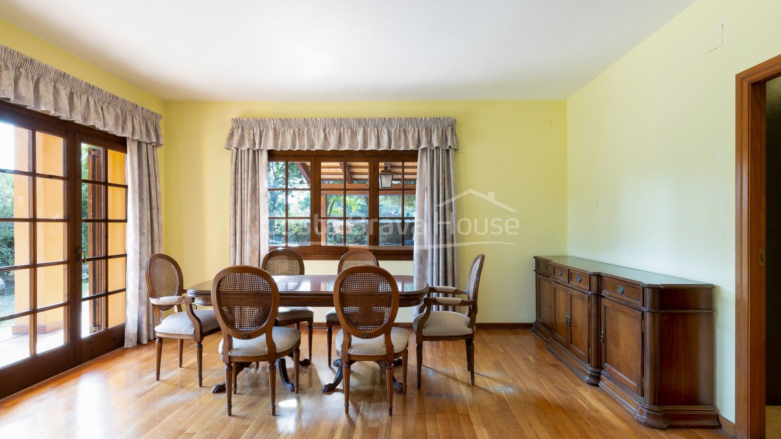 Attrayante maison avec piscine et 1600 m² de terrain à vendre à Mont-ras