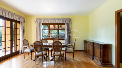 Attrayante maison avec piscine et 1600 m² de terrain à vendre à Mont-ras