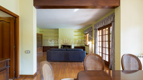 Attrayante maison avec piscine et 1600 m² de terrain à vendre à Mont-ras