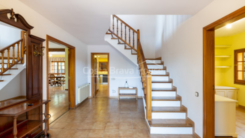 Attrayante maison avec piscine et 1600 m² de terrain à vendre à Mont-ras