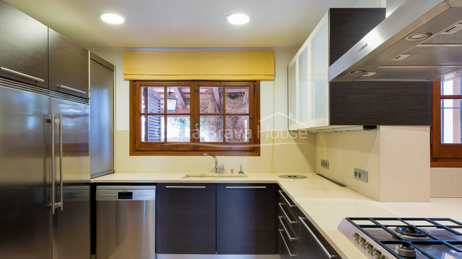 Attrayante maison avec piscine et 1600 m² de terrain à vendre à Mont-ras