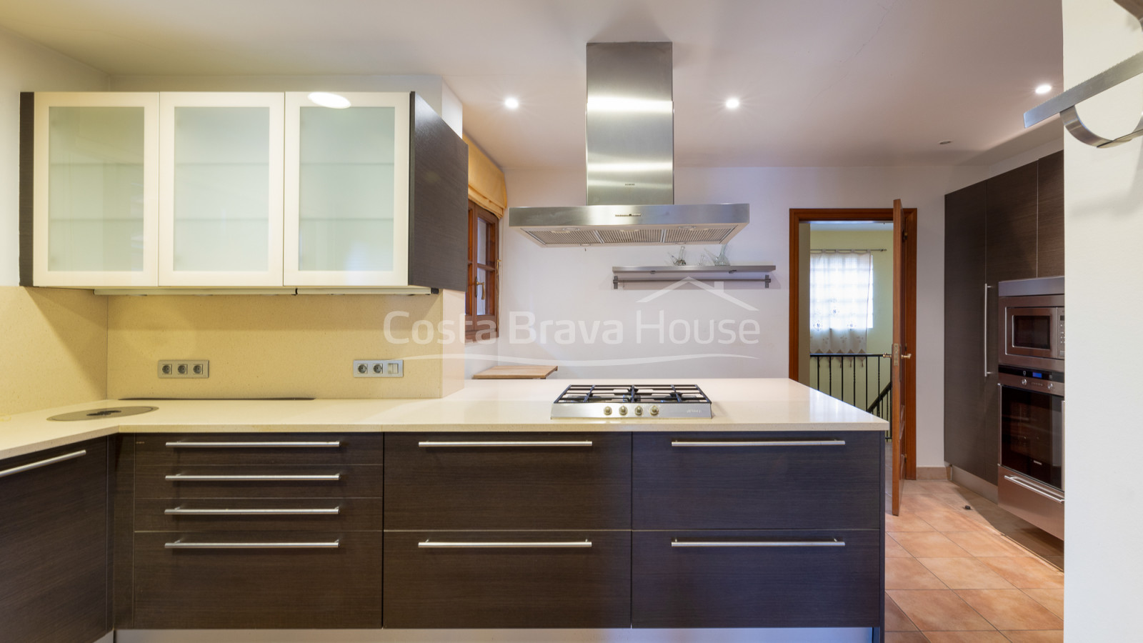 Attrayante maison avec piscine et 1600 m² de terrain à vendre à Mont-ras