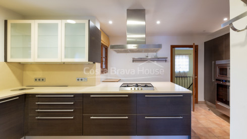 Attrayante maison avec piscine et 1600 m² de terrain à vendre à Mont-ras