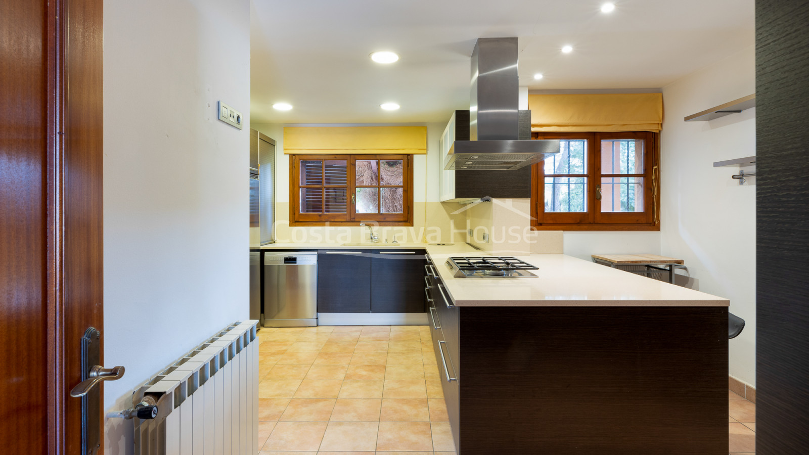 Attrayante maison avec piscine et 1600 m² de terrain à vendre à Mont-ras