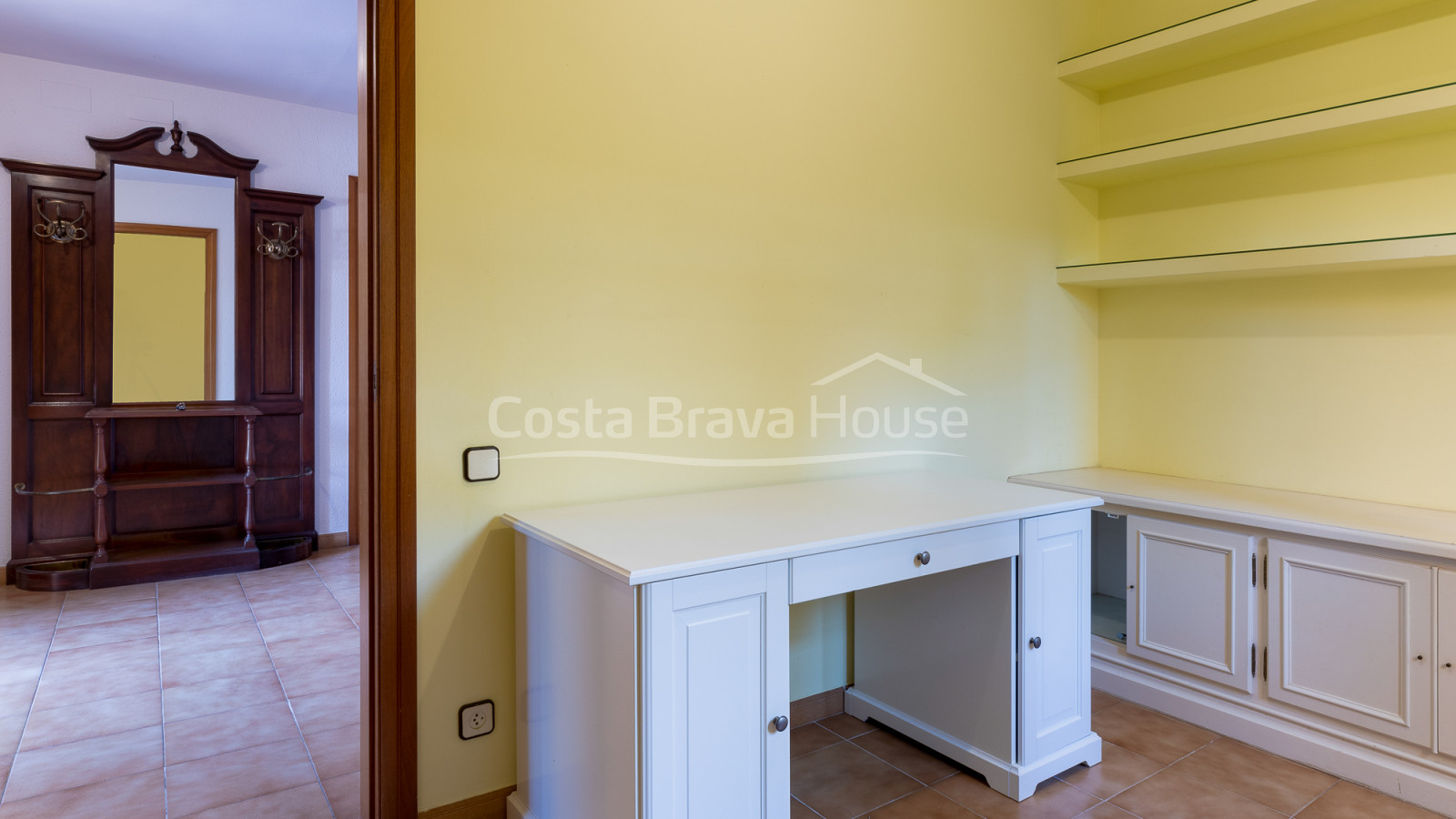 Attrayante maison avec piscine et 1600 m² de terrain à vendre à Mont-ras