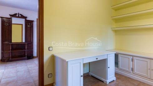 Attrayante maison avec piscine et 1600 m² de terrain à vendre à Mont-ras