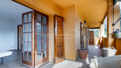 Attrayante maison avec piscine et 1600 m² de terrain à vendre à Mont-ras