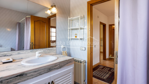 Attrayante maison avec piscine et 1600 m² de terrain à vendre à Mont-ras