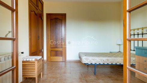 Attrayante maison avec piscine et 1600 m² de terrain à vendre à Mont-ras