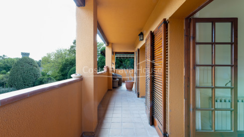 Attrayante maison avec piscine et 1600 m² de terrain à vendre à Mont-ras