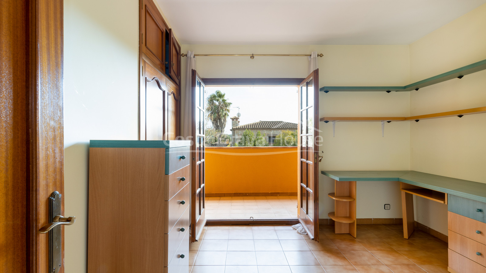 Attrayante maison avec piscine et 1600 m² de terrain à vendre à Mont-ras