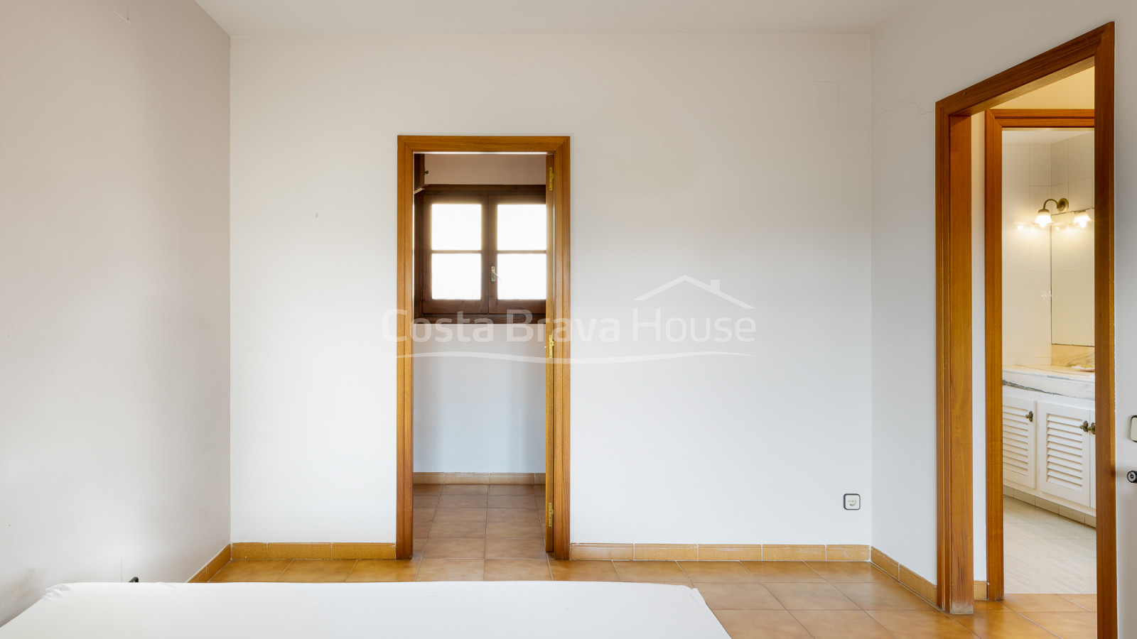 Attrayante maison avec piscine et 1600 m² de terrain à vendre à Mont-ras