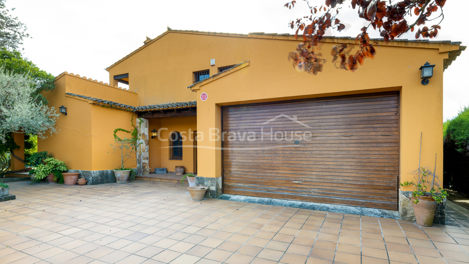 Attrayante maison avec piscine et 1600 m² de terrain à vendre à Mont-ras