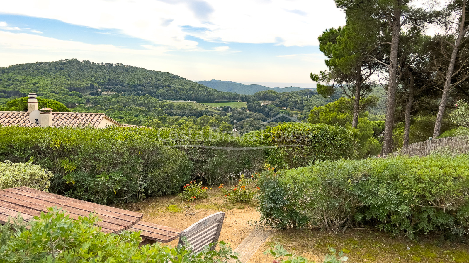 Land 2 minutes from the center of Begur