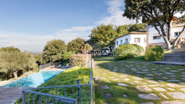 Señorial villa en Pals con extenso jardín y piscina