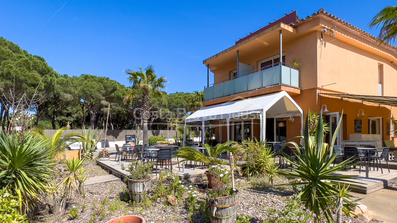 Aparthotel met 6 appartementen te koop aan het strand van Pals