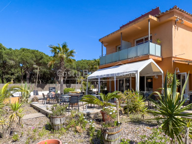 Aparthotel met 6 appartementen op 15 minuten lopen van het strand van Pals, naast de golfclub