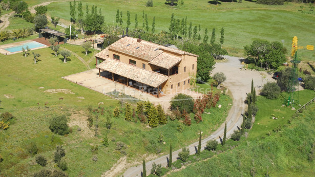 Exclusive country house in Pals with 6 ha of land
