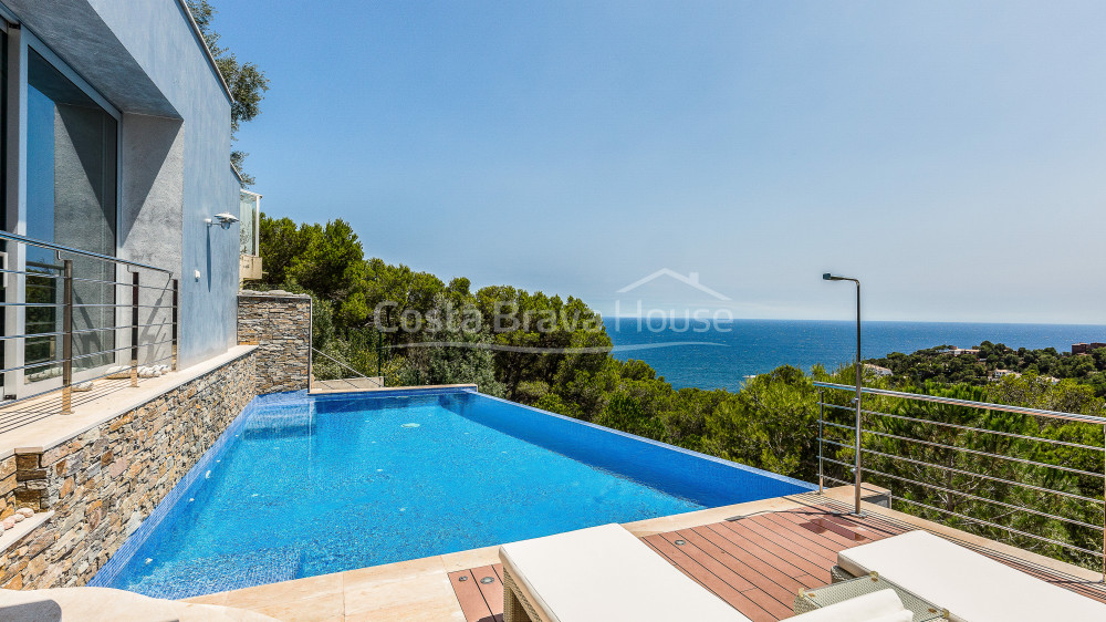 Moderna villa de lujo con vistas al mar y piscina en venta en Tamariu