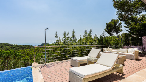 Moderna villa de lujo con vistas al mar y piscina en venta en Tamariu