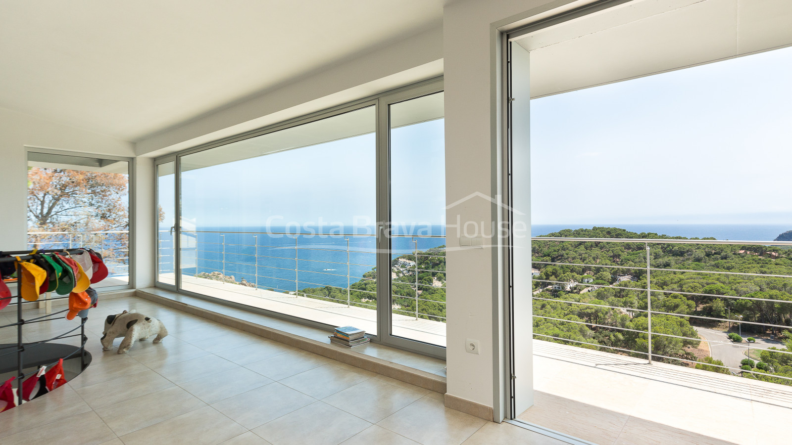 Modern luxury villa with sea views and pool for sale in Tamariu