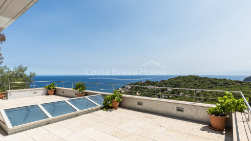 Moderna villa de lujo con vistas al mar y piscina en venta en Tamariu