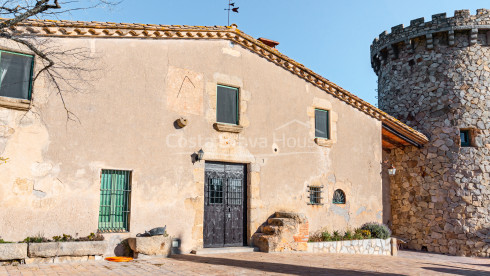 Masia catalana a la venda a Sant Feliu Guíxols amb imponent torre de defensa i jardí amb piscina