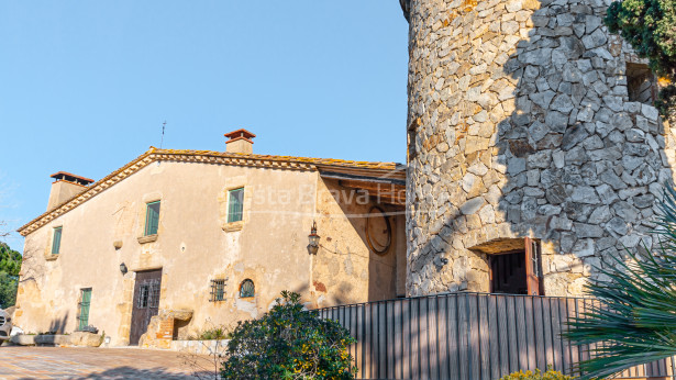 Masía catalana a la venta en Sant Feliu Guíxols con imponente torre de defensa y jardín con piscina