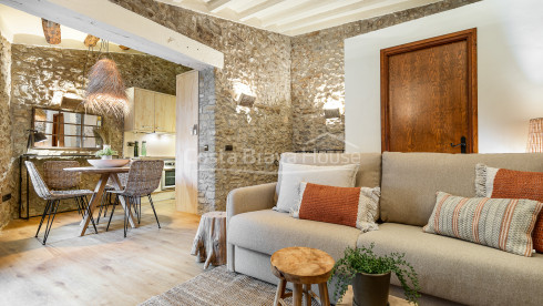Old stone barn tuned into a charming rustic home in Jafre, Baix Empordà