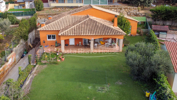 Casa amb jardí en venda a la urbanització Residencial Begur