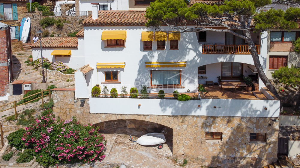 Exclusive seafront villa for sale in Sa Tuna (Begur) with hangar-boat just on the beach.