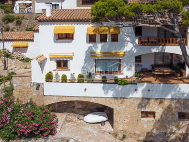Exclusive seafront villa for sale in Sa Tuna (Begur) with garage for 4 cars and hangar-boat just on the beach