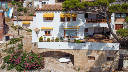 Exclusive seafront villa for sale in Sa Tuna (Begur) with hangar-boat just on the beach.