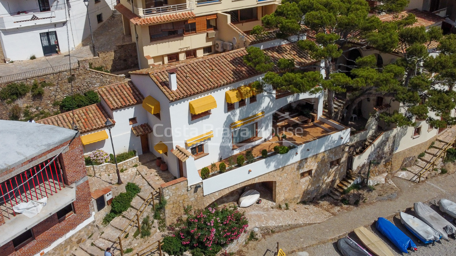 Exclusive seafront villa for sale in Sa Tuna (Begur) with hangar-boat just on the beach.