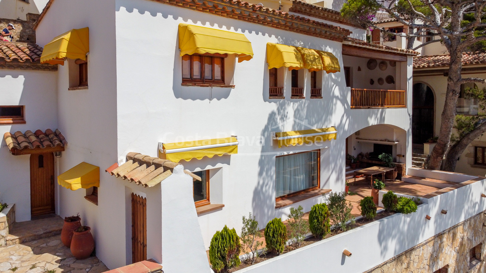 Exclusieve villa aan zee te koop in Sa Tuna (Begur) met botenhuis direct aan het strand.