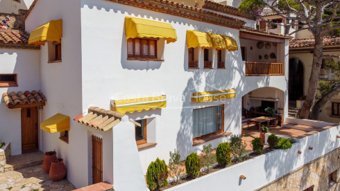 Exclusieve villa aan zee te koop in Sa Tuna (Begur) met botenhuis direct aan het strand.
