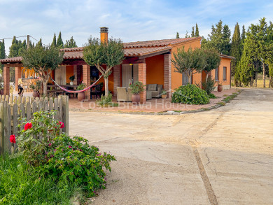 Finca con mucho terreno, dos casas y caballerizas en Vulpellac, a 5 min de La Bisbal y 10 min de Pals