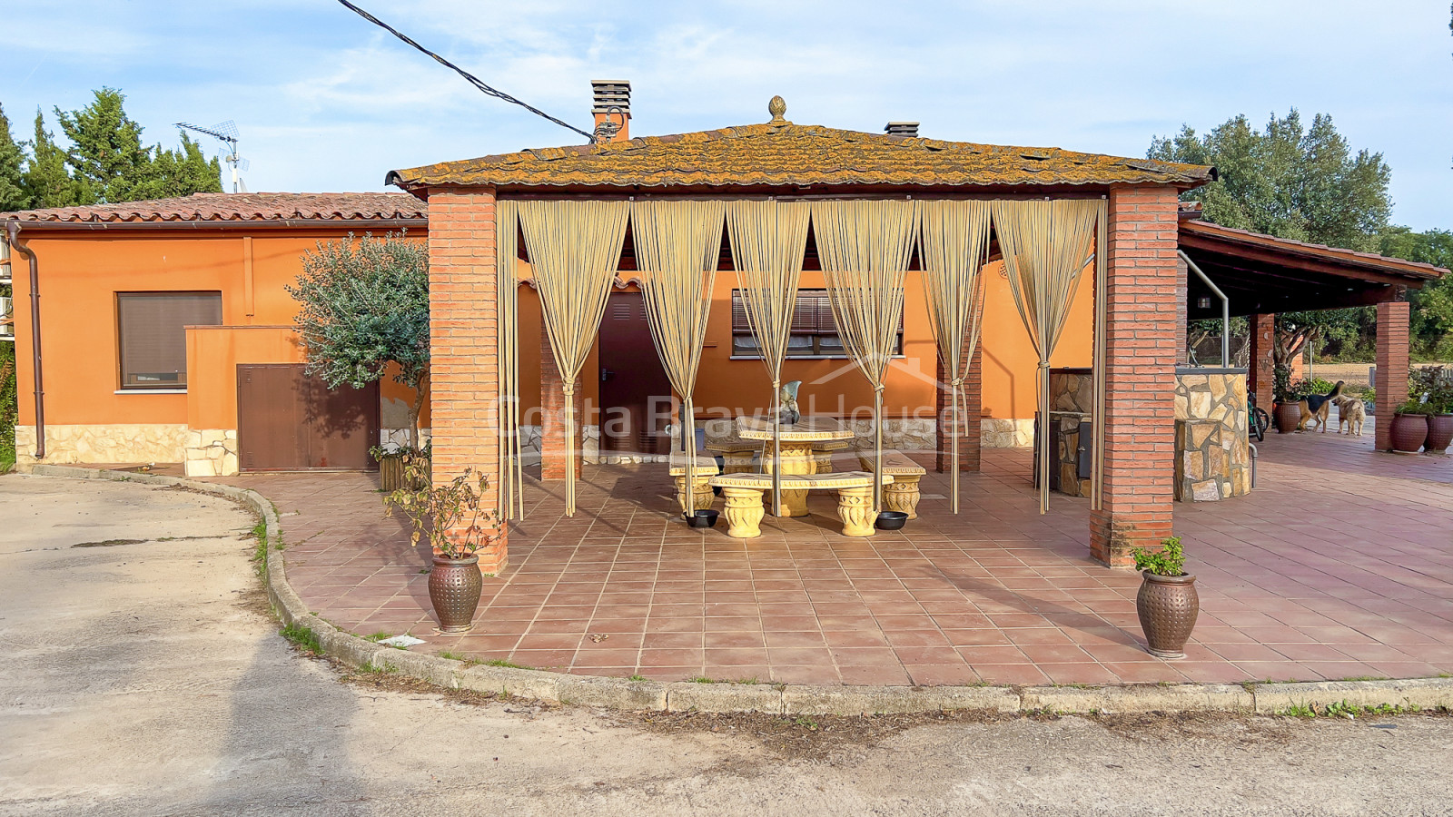 Finca con mucho terreno, 2 casas y caballerizas en Vulpellac