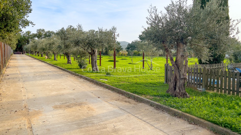 Finca con mucho terreno, 2 casas y caballerizas en Vulpellac