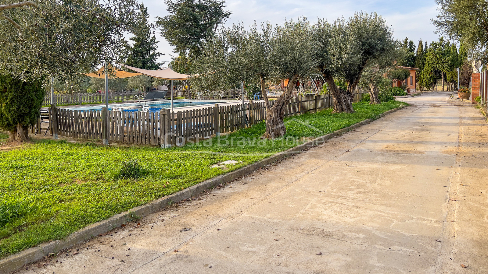 Finca con mucho terreno, 2 casas y caballerizas en Vulpellac