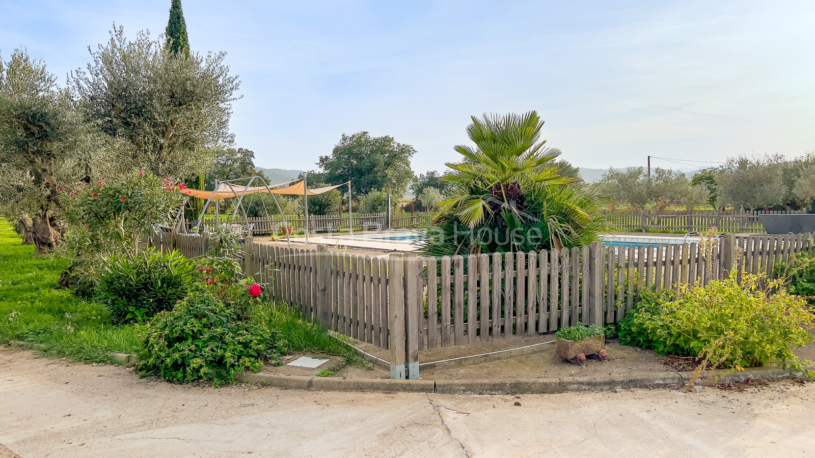 Finca con mucho terreno, 2 casas y caballerizas en Vulpellac