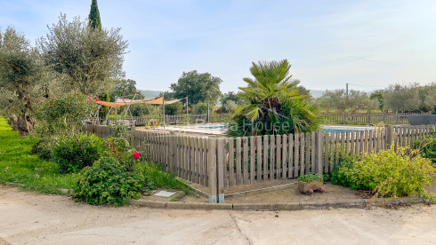 Propriété avec beaucoup de terrain, 2 maisons et des écuries à Vulpellac