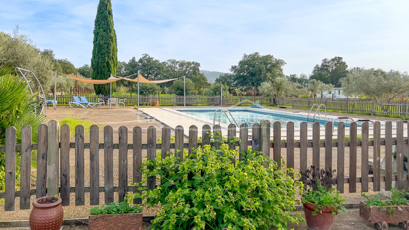 Finca con mucho terreno, 2 casas y caballerizas en Vulpellac